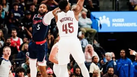 “NBA常规赛：火箭双星联手贡献52分17板15助遭爵士逆转，乔治30分8助助力湖人跃升至西部第四”